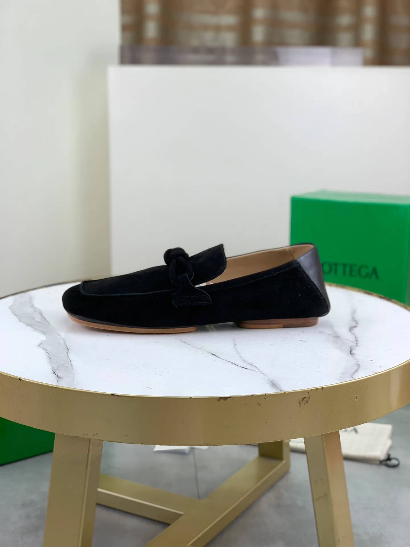 Factory price P760💰Top quality (genuine leather outsole series)💎💎💎 BOTTEGA VENETA official website synchronizes the latest model, top version of the highest version of BV business leather shoes in the market, accept material comparison, shoe type comparison, process comparison, practical and texture, versatile, suitable for any occasion, the more you look at it, the more flavorful it becomes. Pure hand-woven craftsmanship - upper material, imported original hand-woven calfskin - high-quality water-dyed sheepskin lining - original private model custom-made hand-made leather outsole -Size: female 35-39 (34 40 customized) male 39-44 (38 45 customized) Comes with original BV green box, complete packaging.